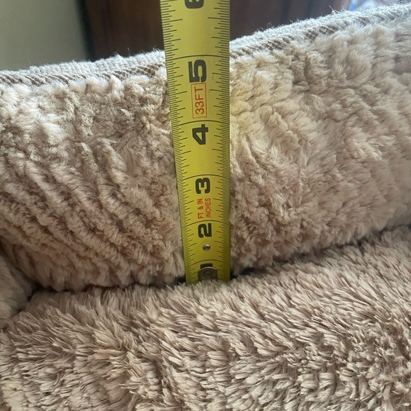 Cozy Tan Pet Bed looks New - Picture 6 of 6